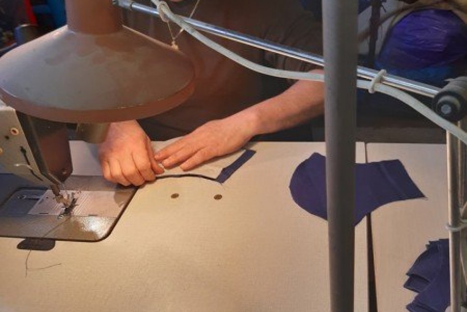 Šaliansky krajčír šije špeciálne rúška: Bezdomovci sú už poriadne chránení, FOTO