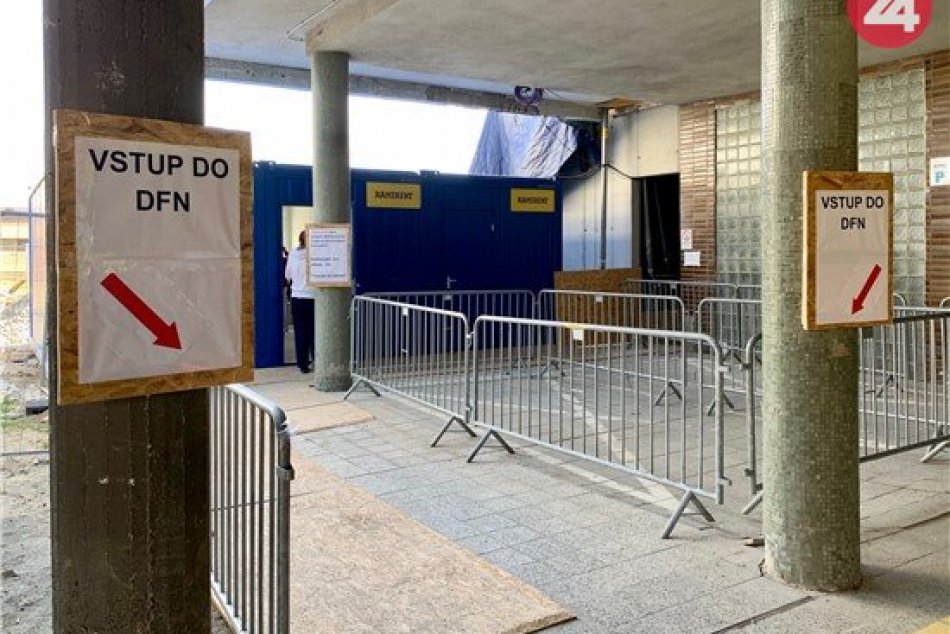 V OBRAZOCH: Triedenie prichádzajúcich pacientov aj personálu v bystrickej nemocn