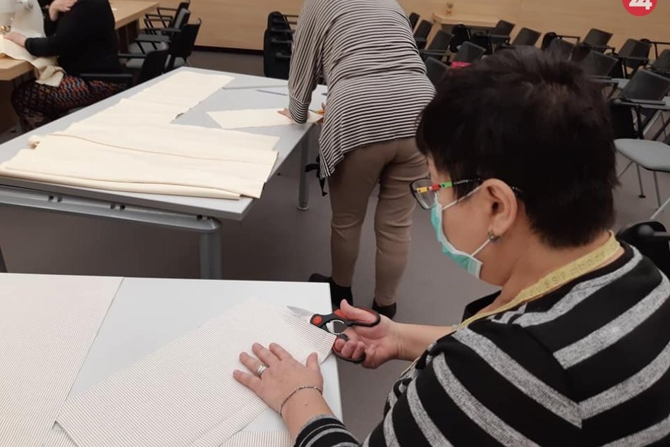 V OBRAZOCH: Zasadačka mestského úradu sa zmenila na krajčírsku dielňu