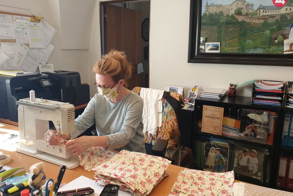 V OBRAZOCH: Na obecnom úrade v Ľupči prebieha manufaktúrna výroba