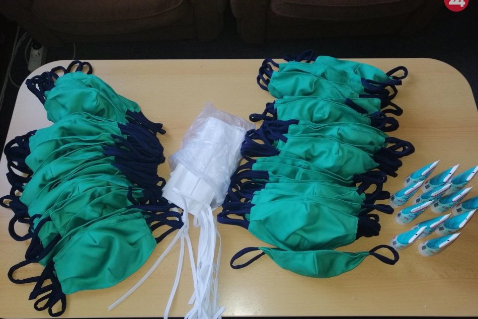 Mesto Brezno rozdalo policajtom ochranné prostriedky