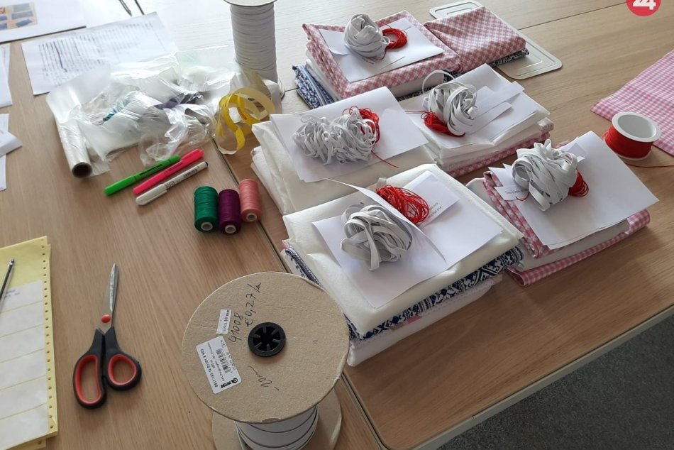 Do výroby rúšok sa pustila aj nitrianska radnica