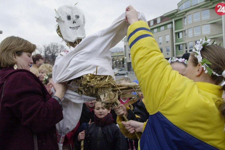 V OBRAZOCH: Vítanie jari v uliciach Bystrice spred 23 rokov