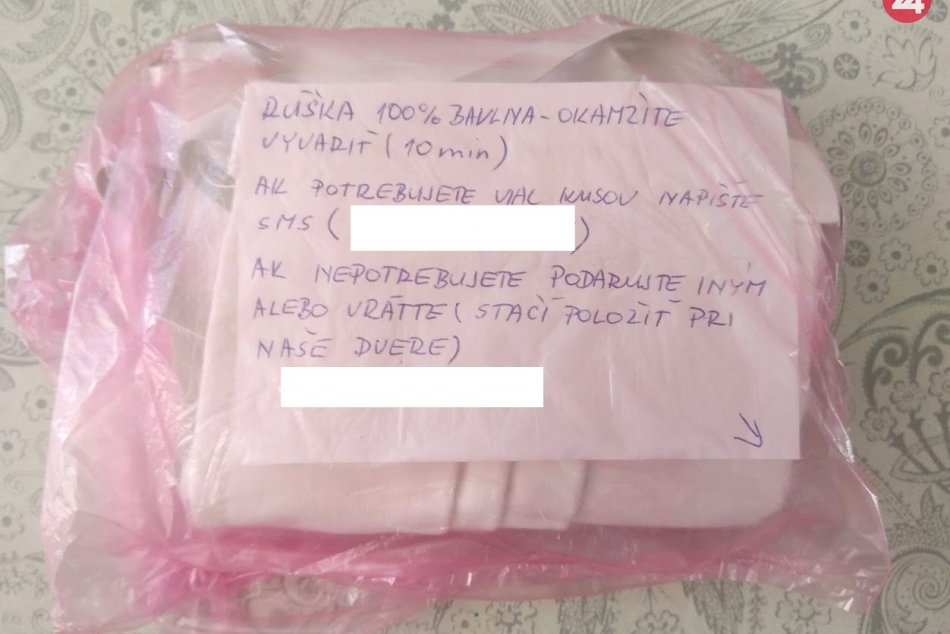 Ľudí v nitrianskom paneláku čakal balíček s rúškami zadarmo
