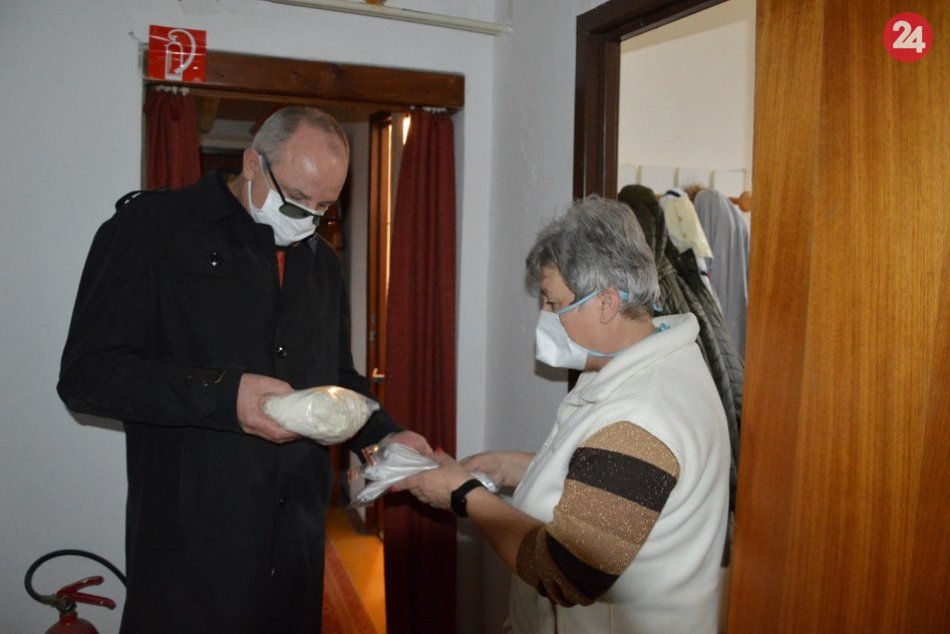Prevencia je veľmi dôležitá: Šaľanom opäť rozdali rúška, FOTO