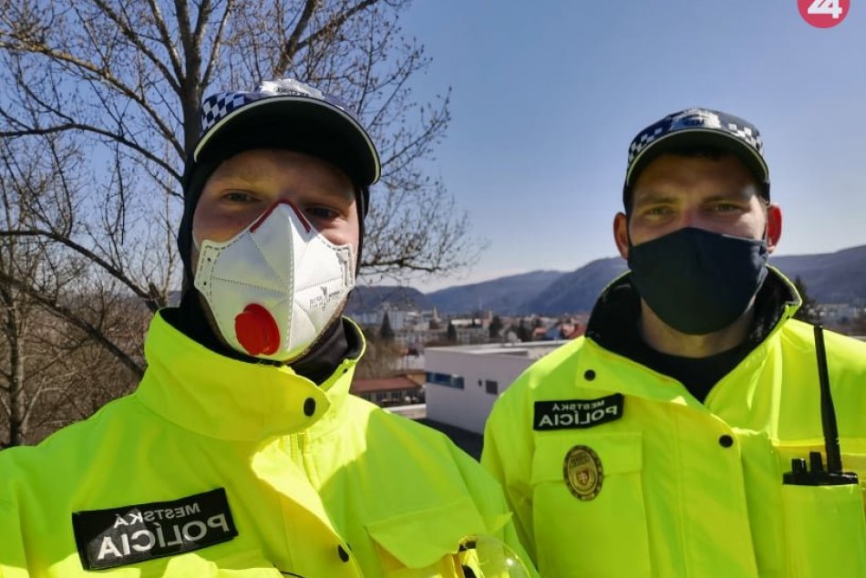 Mestskí policajti upozornili na opatrenia pred COVID-19 aj ľudí bez domova