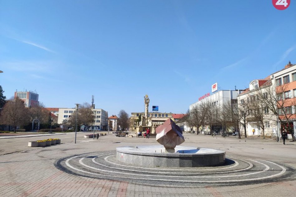 Ulice Nových Zámkov sú takmer úplne vyprázdnené