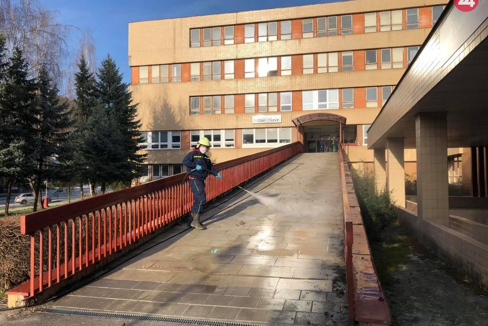FOTO: Dobrovoľní hasiči dezinfikujú nemocnicu a Pružinu