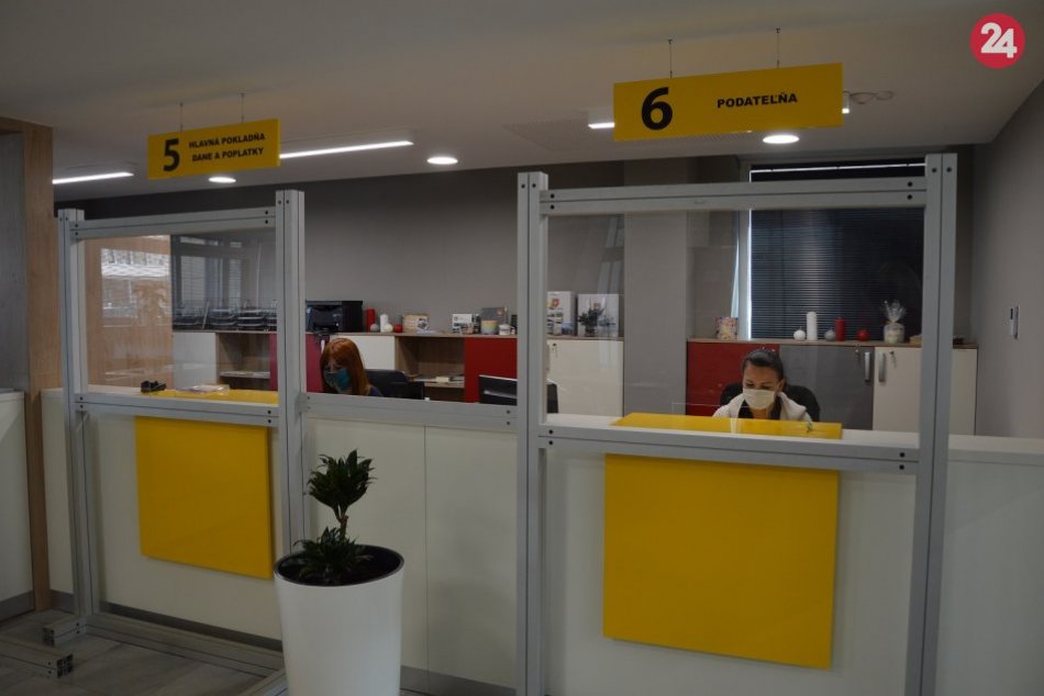 Zvýšili ochranu pracovníčok: V radnici sú už klienti za prepážkou, FOTO