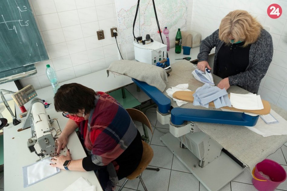 FOTO: Školy v Trenčianskom kraji ušili stovky rúšok