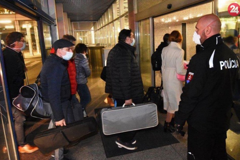 Zábery z bratislavského letiska: Repatriácia Slovákov z USA