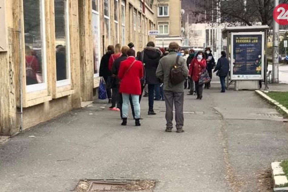 V OBRAZOCH: Pred galantériou v Bystrici čakali desiatky ľudí