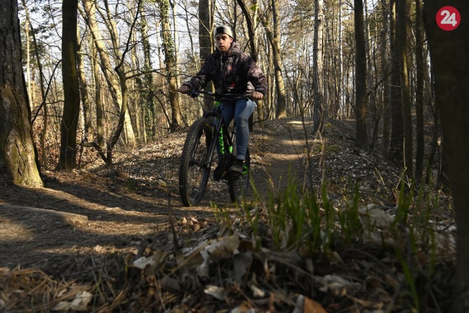 FOTO: Cyklistov v trenčianskom lesopark Brezina ohrozuje neznámy človek