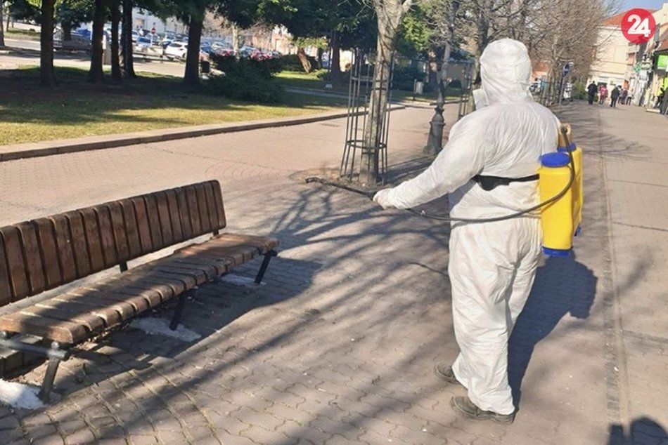Mesto dezinfikuje lavičky a autobusové zastávky