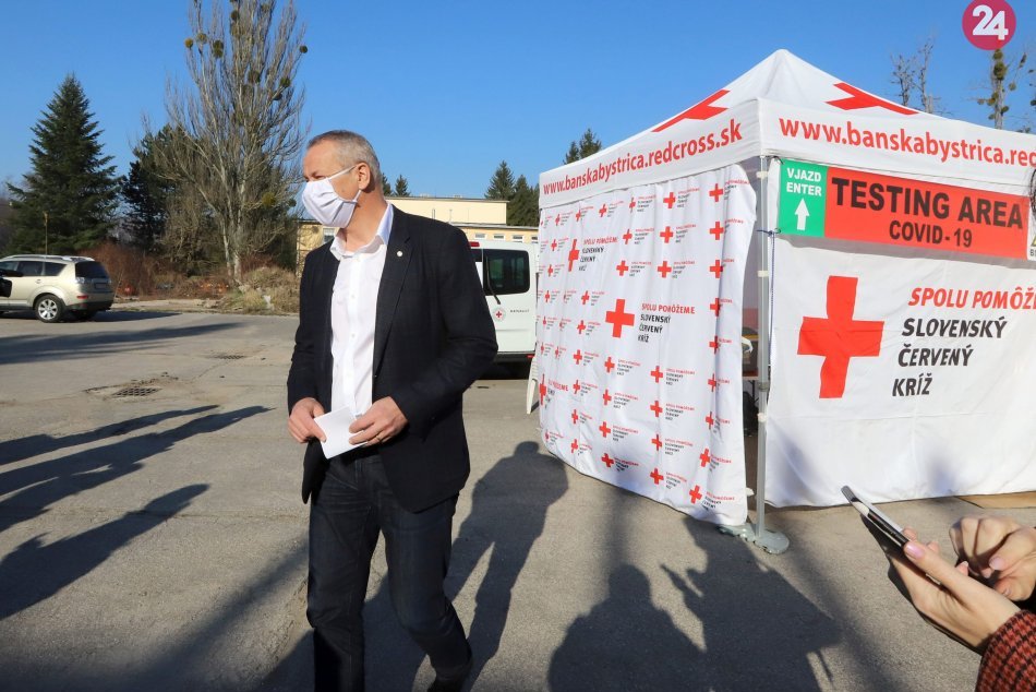 V OBRAZOCH: Mobilný odber vzoriek na ochorenie COVID-19 v Banskej Bystrici