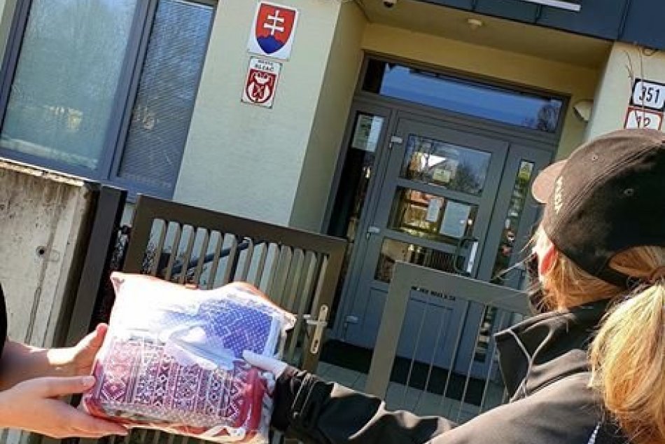 V OBRAZOCH: Policajtka zo Sliača šije rúška, ktoré rozdáva
