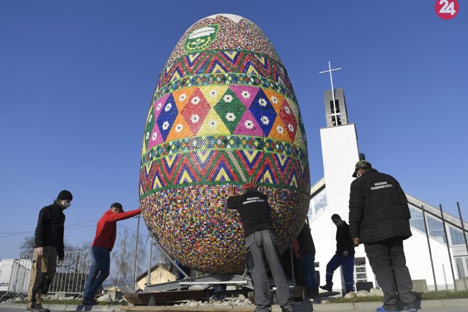 Obrazom: V Lemešanoch pri Prešove opäť nainštalovali megakraslicu