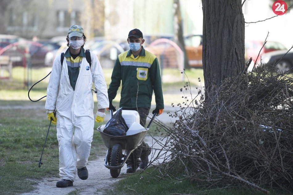 Dezinfekcia lavičiek v parkoch