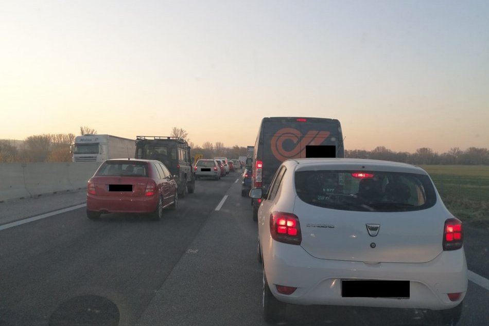 Obrazom: Kolóny áut na diaľnici Prešov - Košice