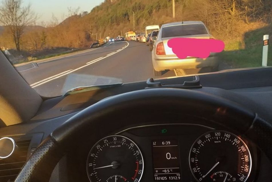 V OBRAZOCH: Dlhé kolóny na hraniciach Bystrického okresu