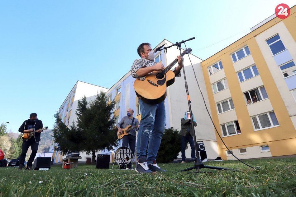 Žiarska kapela koncertuje priamo pod oknami obyvateľov