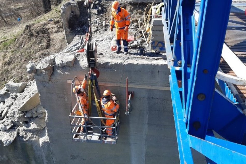 Po Veľkej noci začnú osádzať v Strážskom časť nových nosníkov budúceho mosta