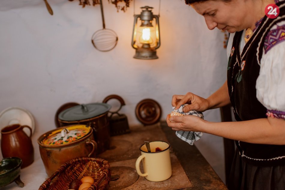 FOTO: Domanižské kraslice sa tvoria technikou batikovania