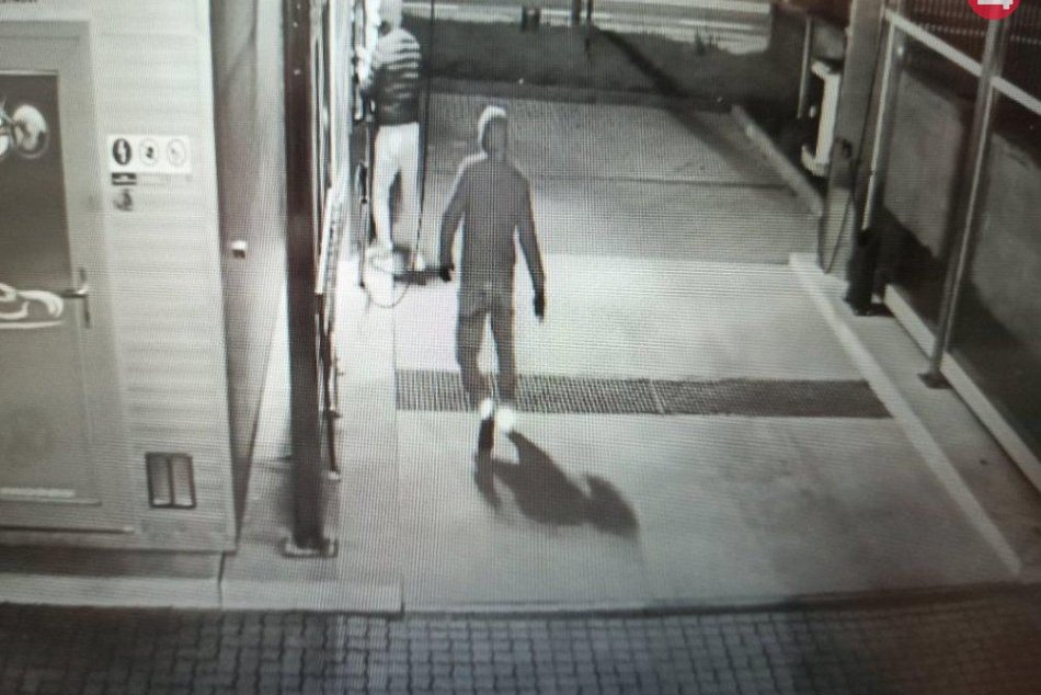 Policajti z Trenčína žiadajú občanov o pomoc pri krádeži: Poznáte ich?