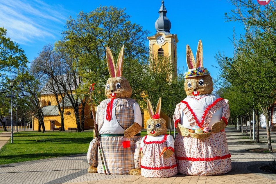 Pokračujú v tradícii: Námestie v obci pri Nitre zdobí veľkonočná zajačia rodina,