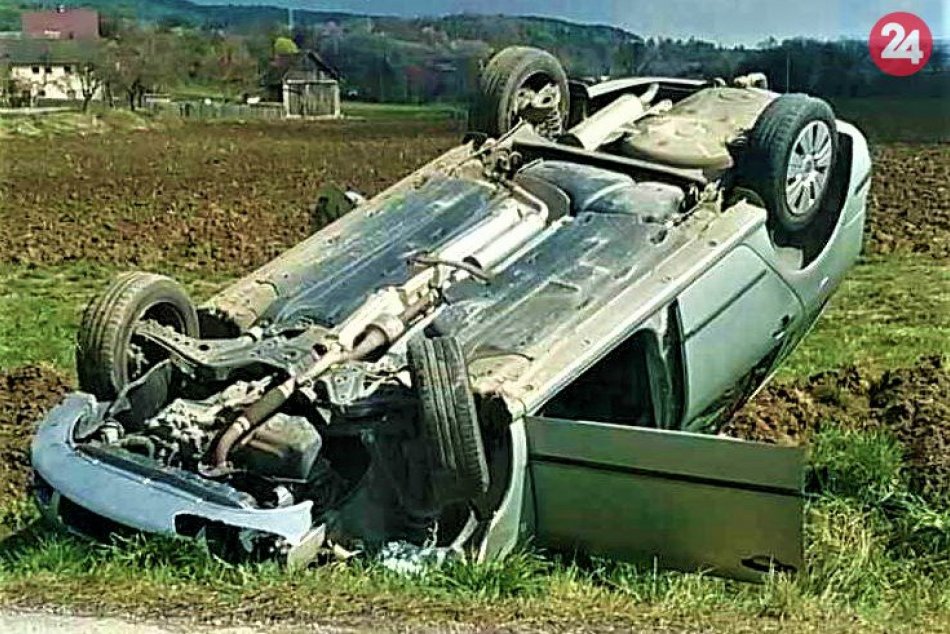 Dopravná nehoda v Šebešťanovej na FOTO: Auto na streche, stĺp na zemi