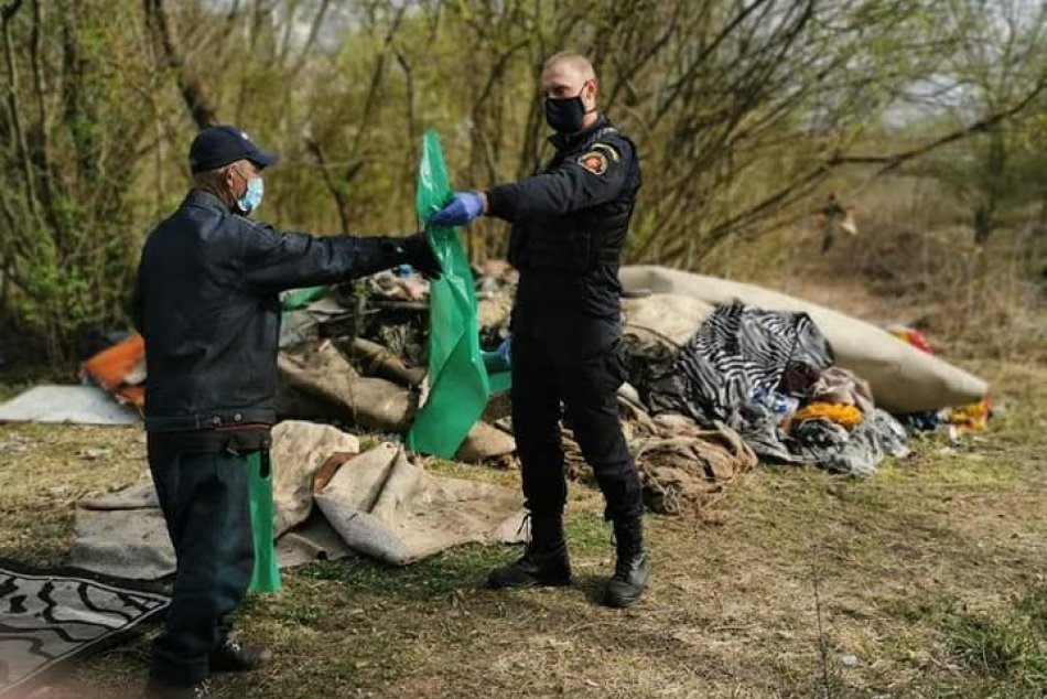 V OBRAZOCH: Ľudia bez domova pomohli upratať okolie Hrona