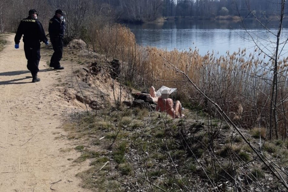 Aj nudisti musia mať rúška!