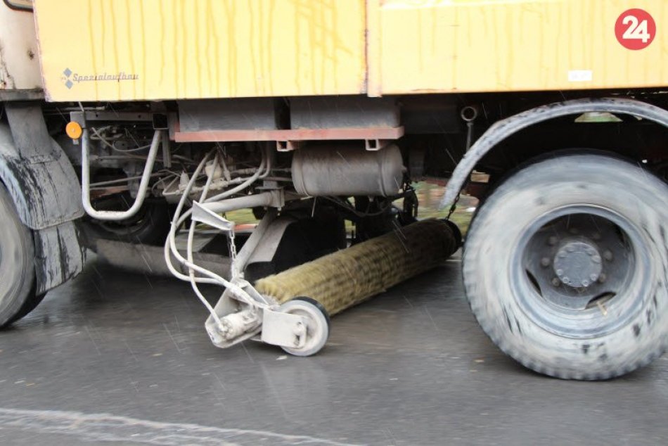 V Lučenci prebieha dezinfekcia a strojné zametanie