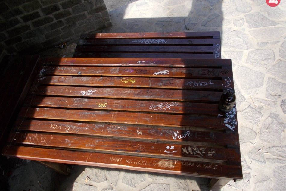 Poškodené lavičky a popísané značky: Vandali sa činili