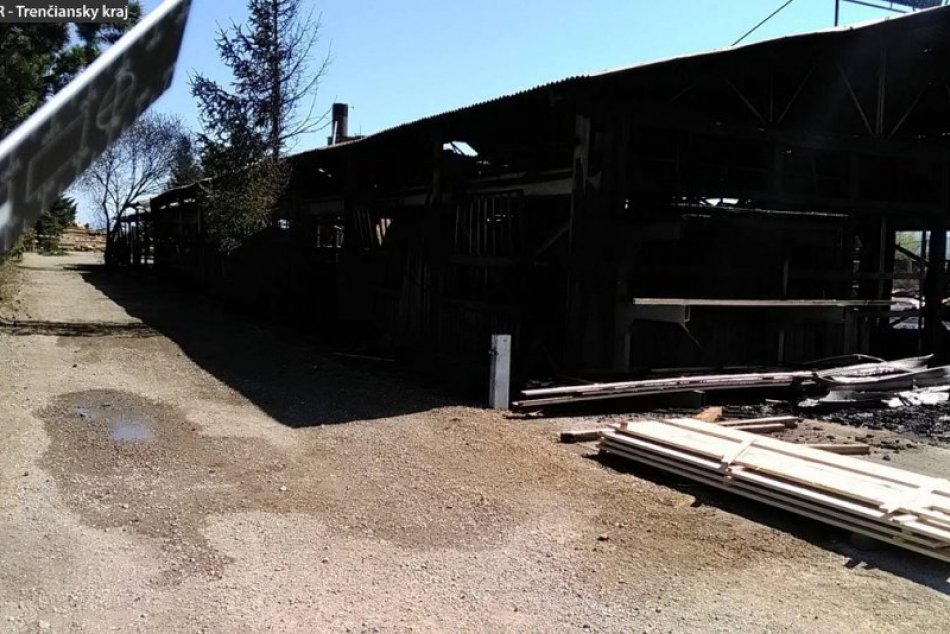FOTO z požiaru píly v Bolešove: Výrobná hala zhorela do tla