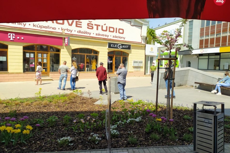 Ulice Nových Zámkov po uvoľnení bezpečnostných opatrení