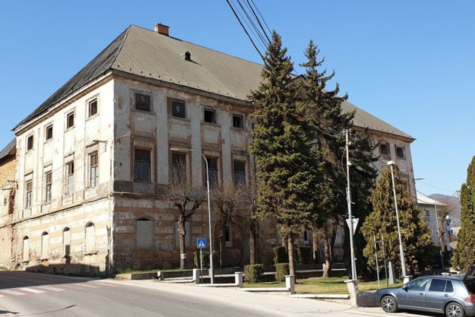 V OBRAZOCH: Pri záchranných prácach našli robotníci v Jelšave repliku dýky