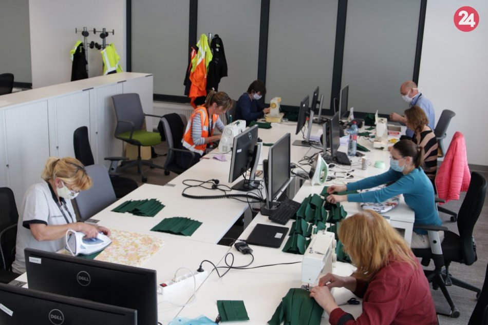 V Jaguari začali šiť rúška: Zamestnanci si tak môžu zarobiť celý svoj plat