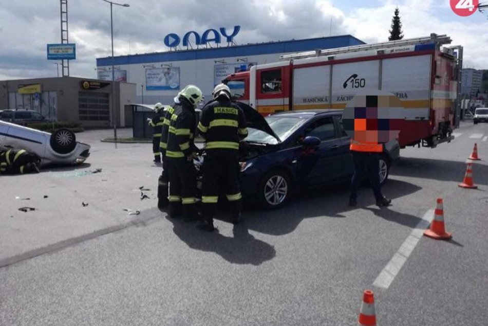 V OBRAZOCH: Pri nehode v Bystrici skončilo auto na streche