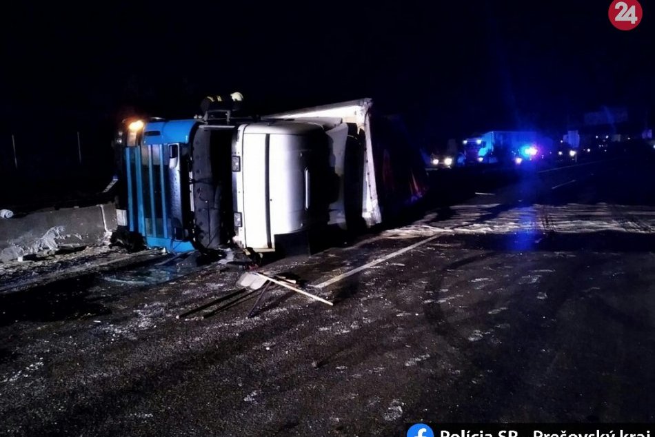 FOTO: Prevrátený kamión na D1