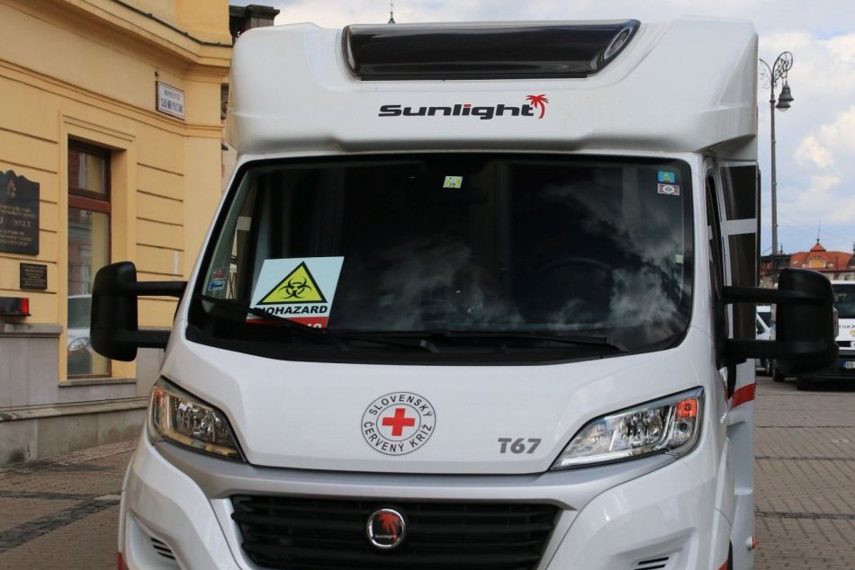 V OBRAZOCH: Špeciálne upravený karavan zvýši počty testovaných v BBSK