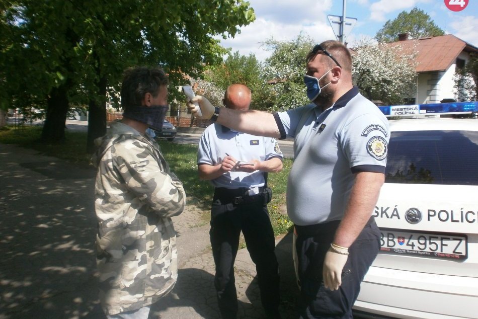 V OBRAZOCH: Meranie teploty ľuďom bez domova v Bystrici