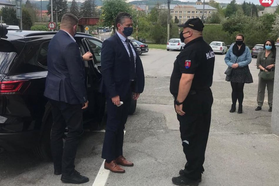V OBRAZOCH: Minister vnútra SR Roman Mikulec navštívil bystrických policajtov