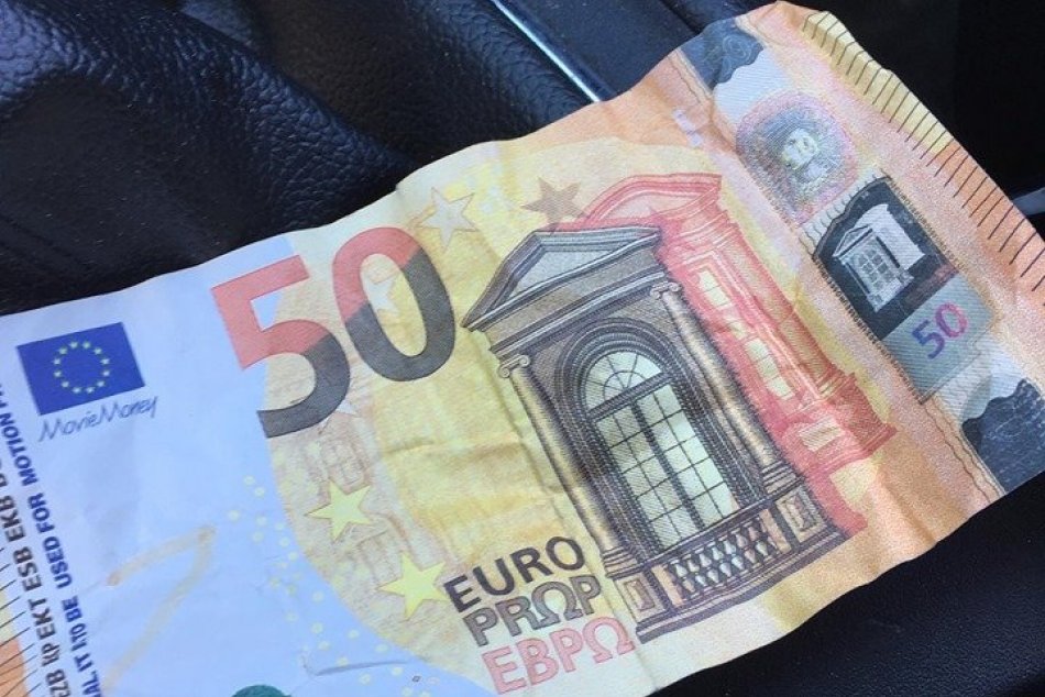 V OBRAZOCH: Mladíci si vo zvolenskom stánku kúpili cigarety falošnou bankovkou