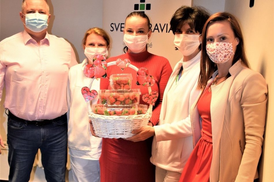 FOTO z humenskej nemocnice: Zdravotníkov posilňujú ovocím