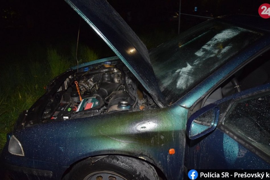 OBRAZOM: V Snine horelo odparkované auto