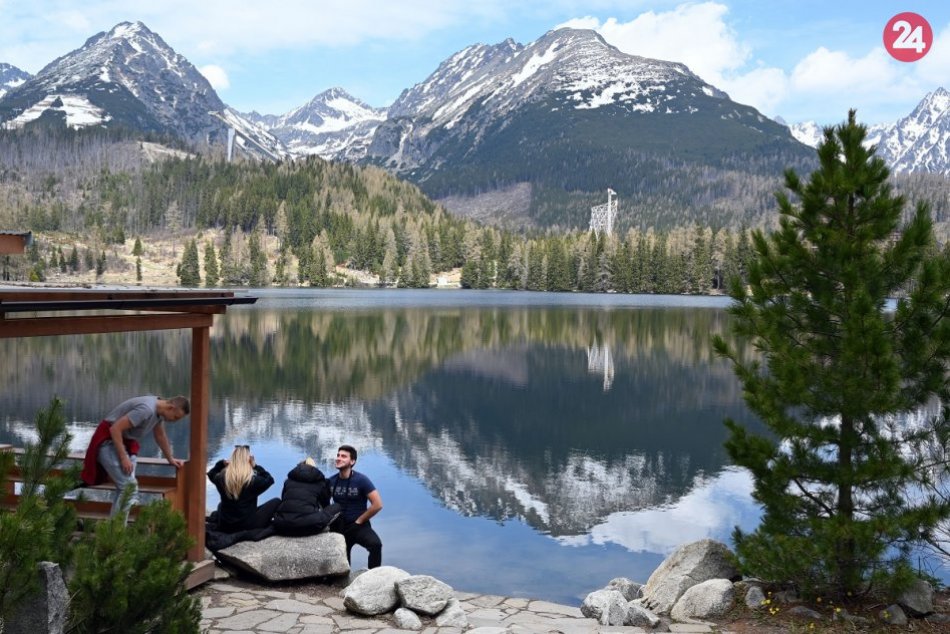 FOTO: Turisti na Štrbskom plese vo Vysokých Tatrách