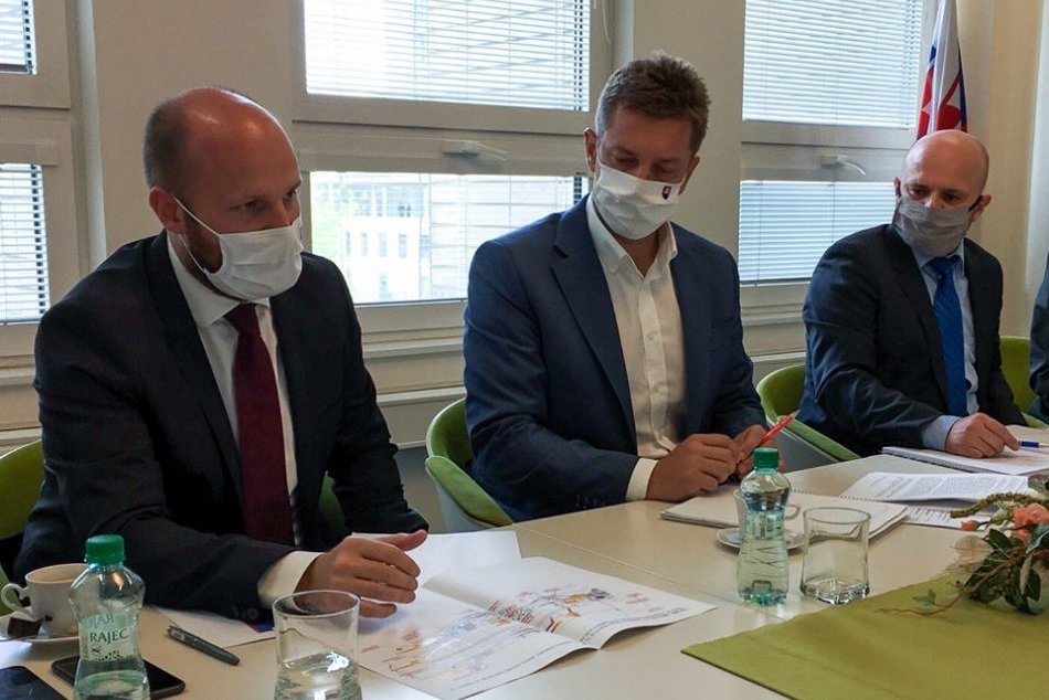 V OBRAZOCH: Rokovanie o budúcnosti civilného letiska na Sliači.