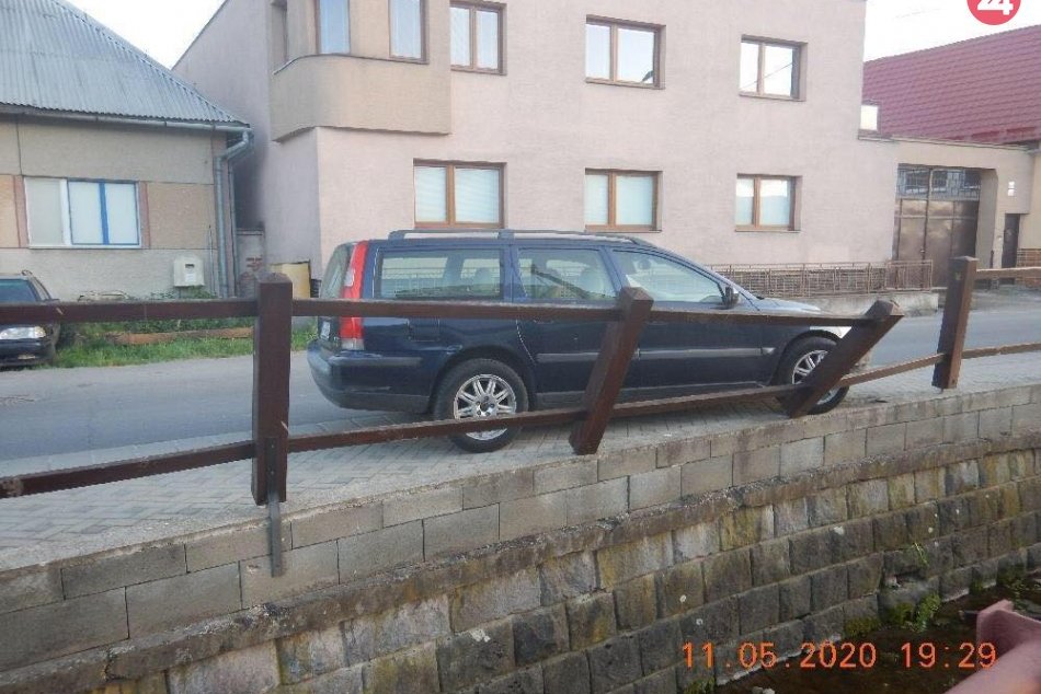 V OBRAZOCH: Opitý Zvolenčan autom narazil do dreveného oplotenia potoka