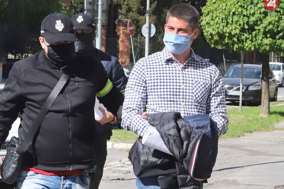 V OBRAZOCH: Eskorta na súd zadržaných v rámci protikorupčnej akcie Staviteľ